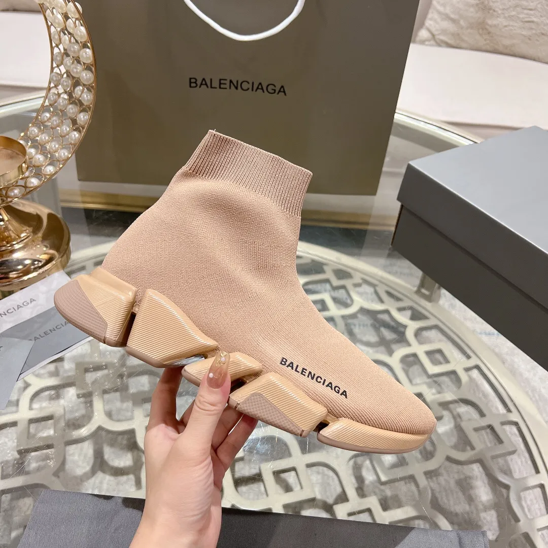 👟👟Ex-factory price 520👟👟 【Balencia**】The latest ✅SPEED2.0 multi-compression molded combination outsole from Paris* ✅ ⚠️Balencia’s top couple socks and shoes❗️ 🌟Original purchase and development! The top version on the market, with upgraded quality, every detail including packaging is compared to ZP! Newly upgraded TPU vacuum molded combination outsole! More comfortable and easy to wear! 3D knitted fabric is breathable and does not deform! The logo is the same as the original one, please distinguish it from the market currency! ⚠️Balenciaga’s latest packaging! 🔸Couple size SIZE: 35-42 (can be customized from 41)